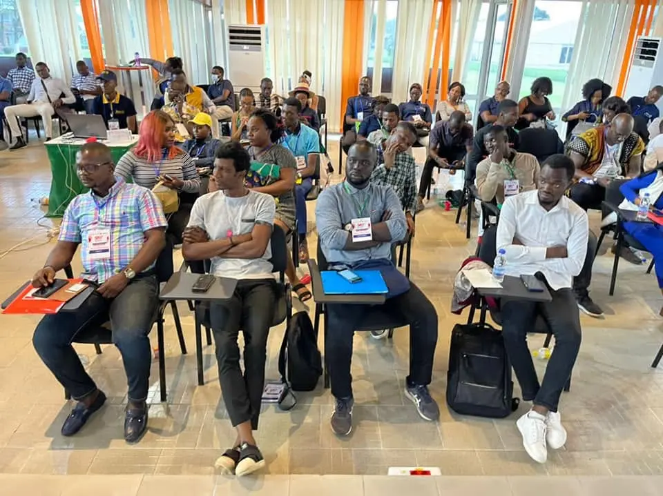 Des membres des clubs Rotaract de Côte d'Ivoire en séance de formation, assis en salle.
